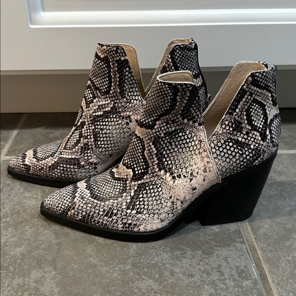 Vince Camuto Gigietta Booties - Picture 3 of 10